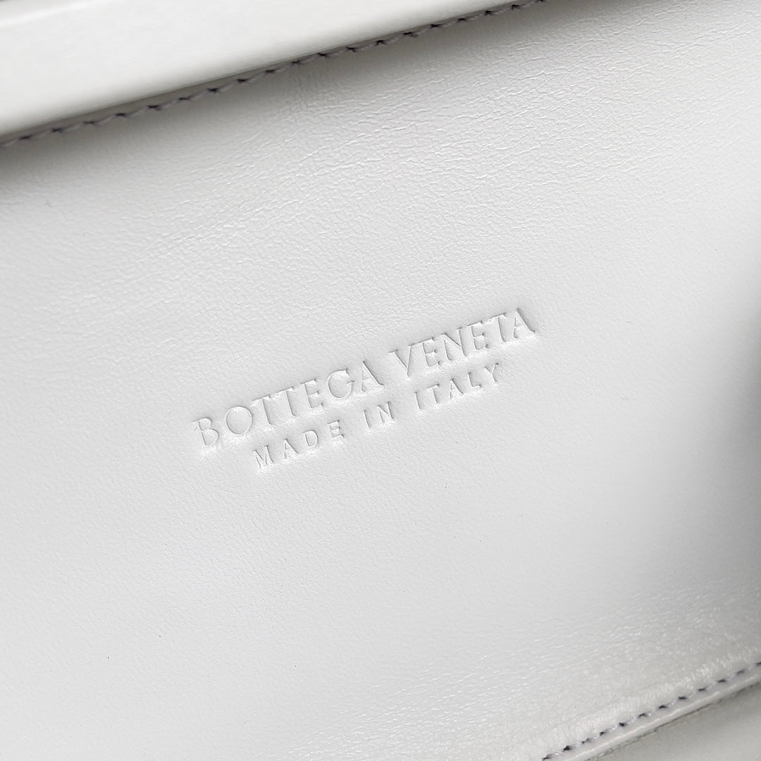 Bottega Veneta White Woven Leather Shoulder Bag With Braided Strap And Gold Hardware BV717623
