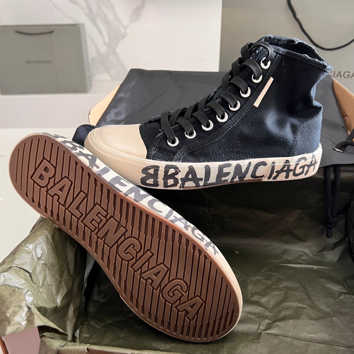 Balenciaga Unisex Black High-Top Canvas Sneakers with Brand Logo Sole for Timeless Luxury Streetwear