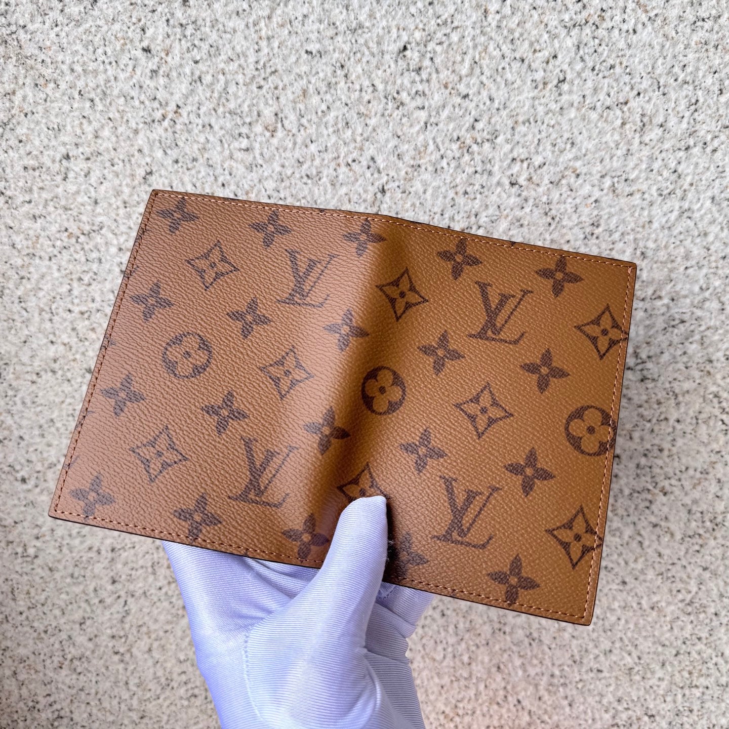 Classic Louis Vuitton Monogram Canvas Passport Holder for Travel and Style M26571