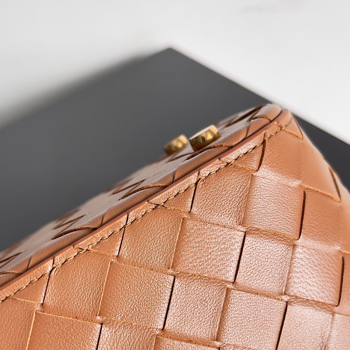 Chic Bottega Veneta Intrecciato Leather Crossbody Bag for Timeless Fashion Statements BV743551