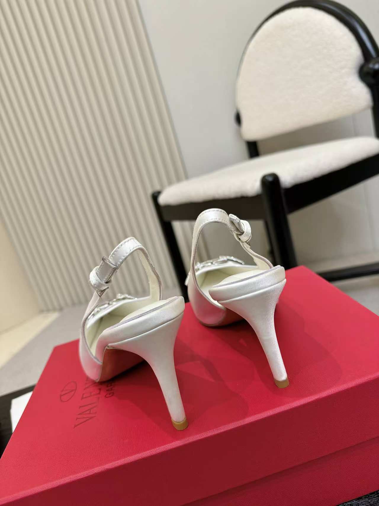 Valentino Women's Pointed Toe Bow High Heels Luxury Patent Leather Pumps
