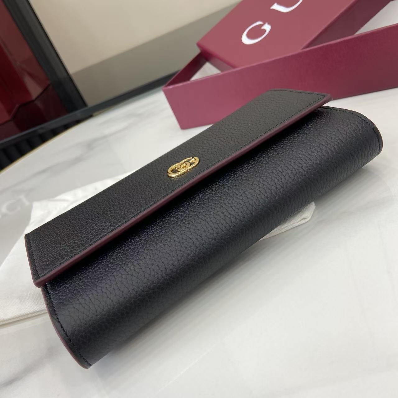 Luxury Black Gucci Long Wallet With Iconic Gold GG Logo And Pebbled Leather Finish 456116