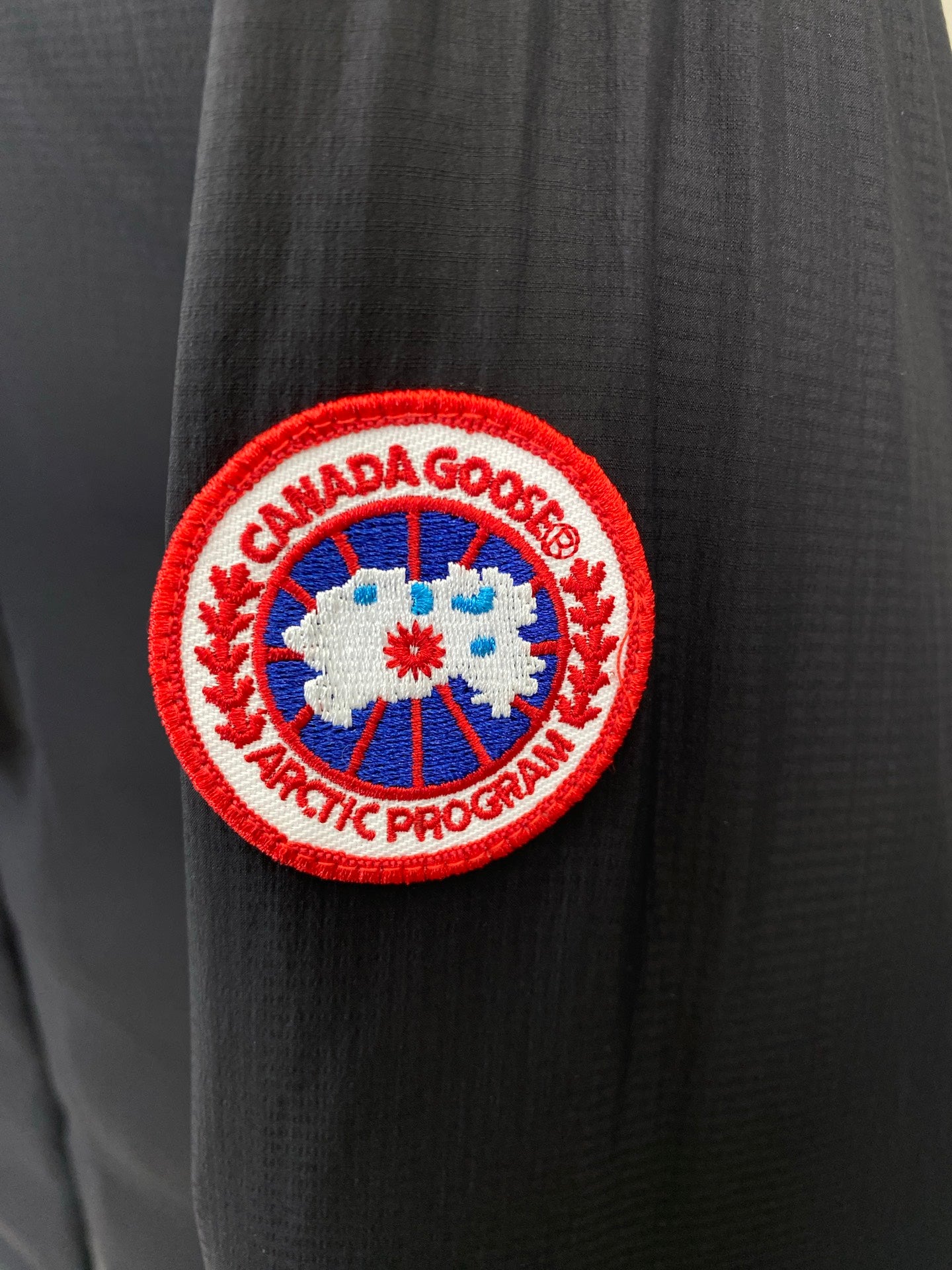 Classic Black Canada Goose Crofton Puffer Jacket for All - Season Comfort