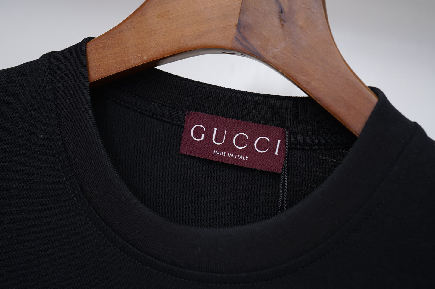 Gucci Cream/Black Tee With Dripping Logo Design For Edgy Fashion Aficionados