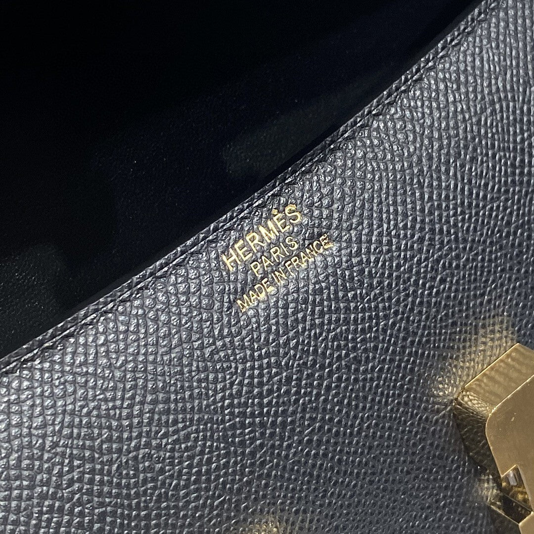 Sophisticated Hermès - Style Black Leather Crossbody Bag with Gold H Buckle p66
