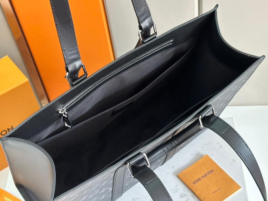 Stylish Louis Vuitton Monogram Canvas Tote Bag with Leather Accents for Luxury Lovers M47059