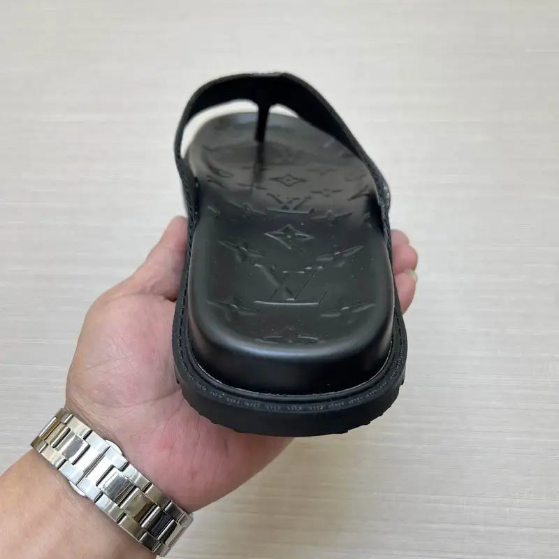 Louis Vuitton Men's Logo Print Flip Flops For Casual Luxury Footwear