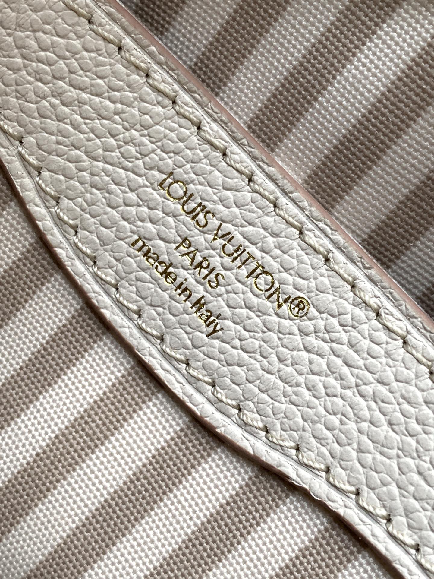 Elegant Louis Vuitton White Hobo Bag With Gold Chain And Monogram Patterns