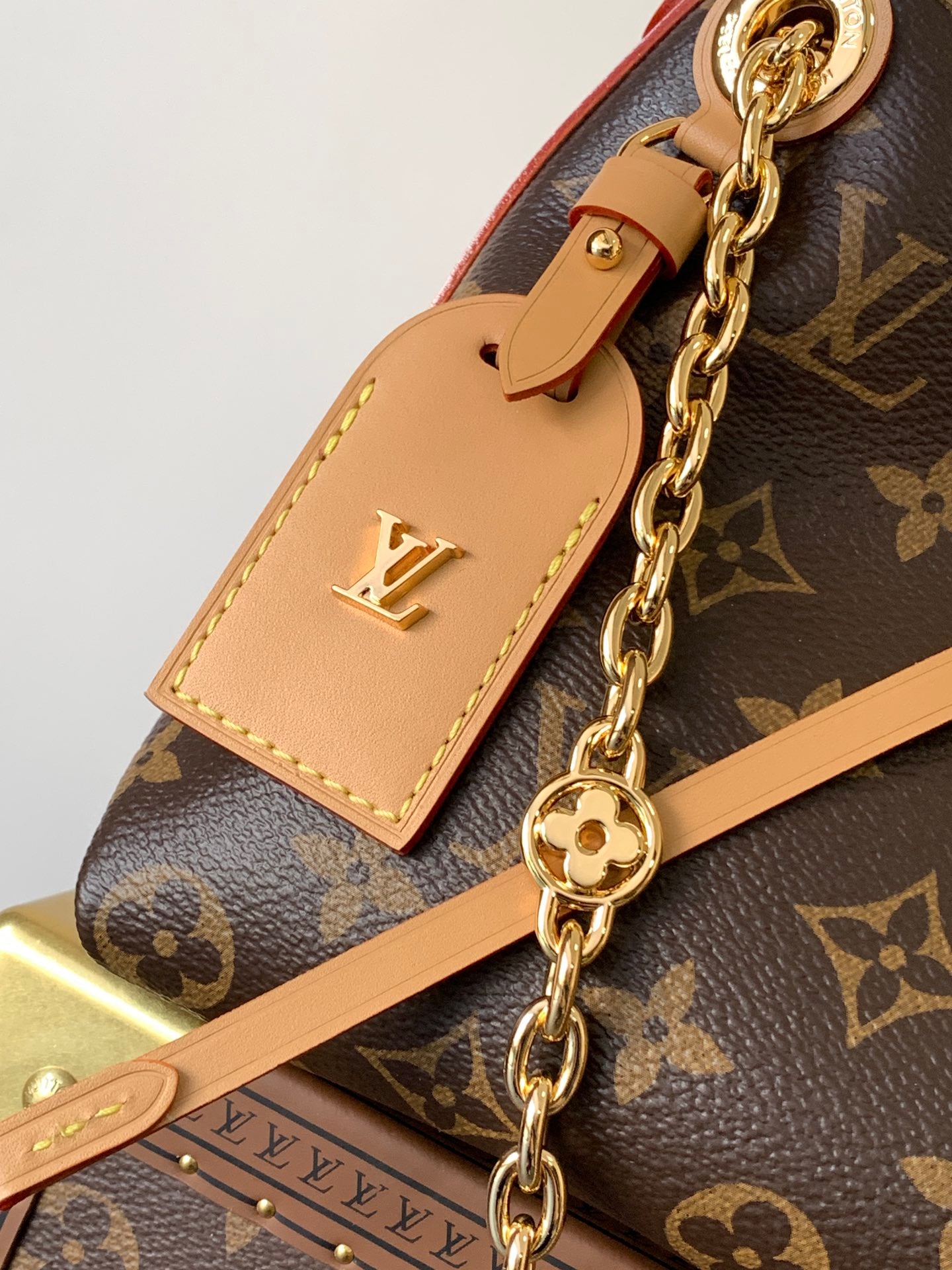 High Quality Louis Vuitton Handbag with Classic Monogram Pattern and Chain Strap