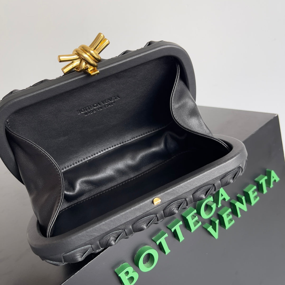 Exquisite Bottega Veneta Woven Leather Clutch With Gold Knot Accent For Luxury Occasions BV717622
