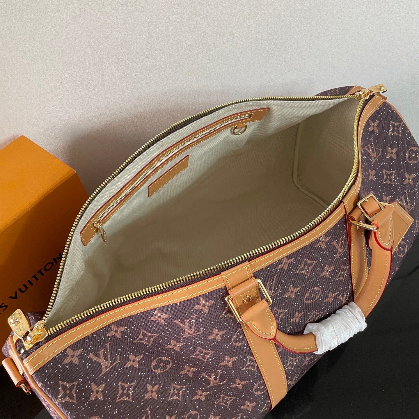Stylish LV Keepall Bandoulière Bag With Monogram Canvas And Adjustable Strap