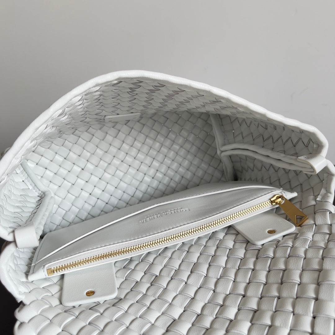 Bottega Veneta White Woven Leather Handbag Elevate Style With Timeless Craftsmanship And Chic Design BV709420