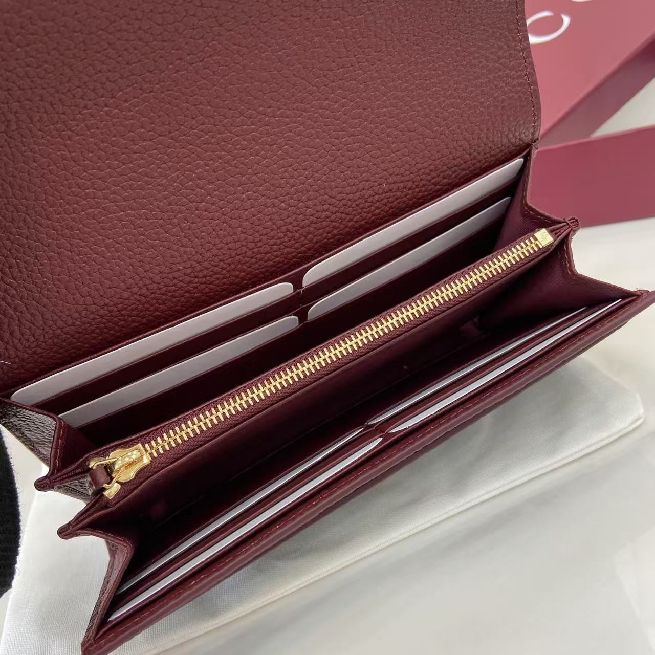 Luxury Black Gucci Long Wallet With Iconic Gold GG Logo And Pebbled Leather Finish 456116