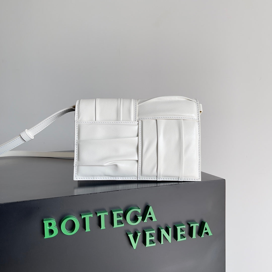 Bottega Veneta Green Quilted Leather Crossbody Bag With Adjustable Strap For Stylish Outings BV731243