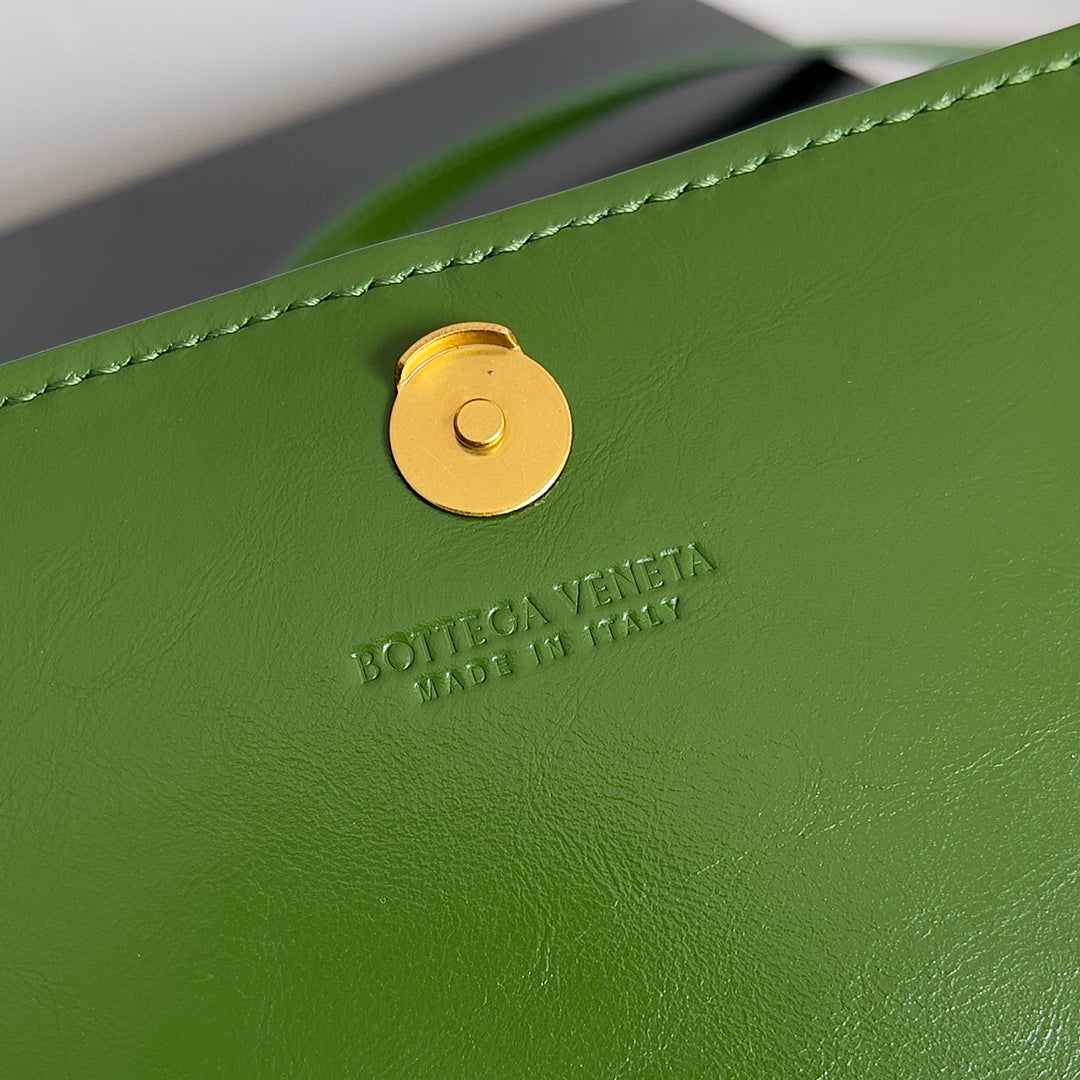 Bottega Veneta Green Quilted Leather Crossbody Bag With Adjustable Strap For Stylish Outings BV731243