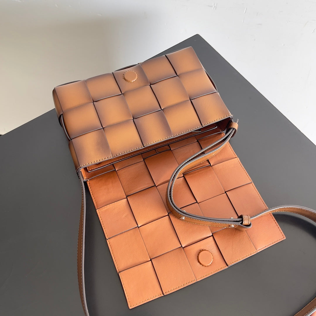 Bottega Veneta Classic Intrecciato Woven Leather Crossbody Bag for Timeless Elegance BV708768