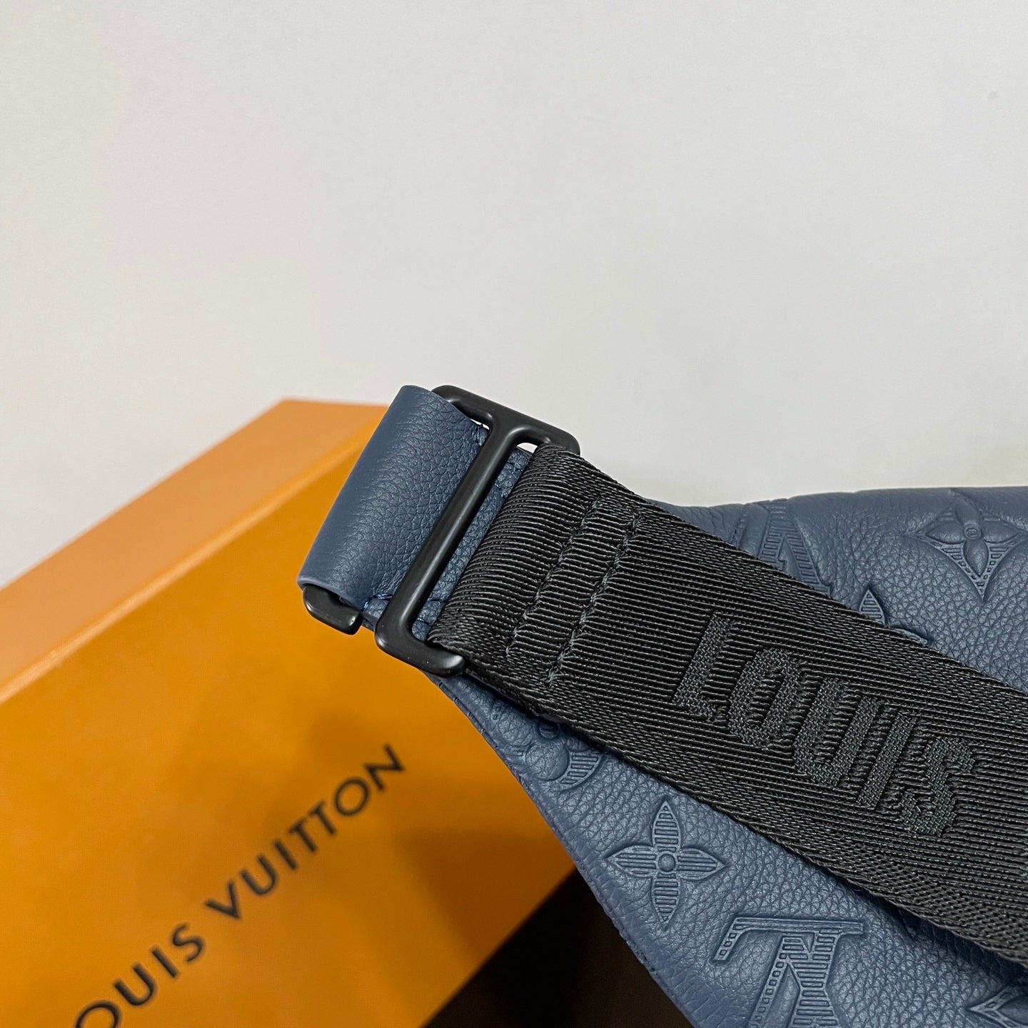 High Quality Louis Vuitton Embossed Leather Bumbag Stylish Design Luxury Fashion Bag