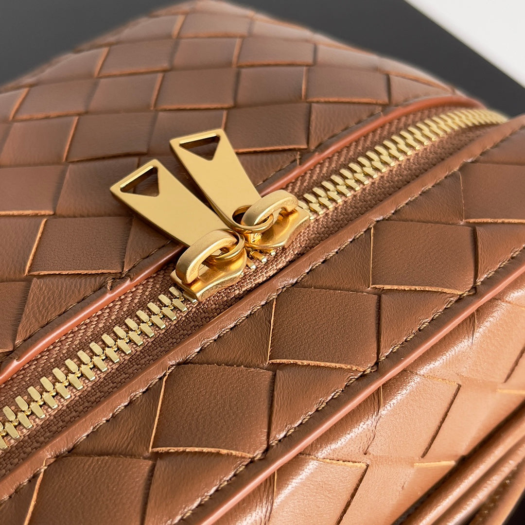 Chic Bottega Veneta Intrecciato Leather Crossbody Bag for Timeless Fashion Statements BV743551