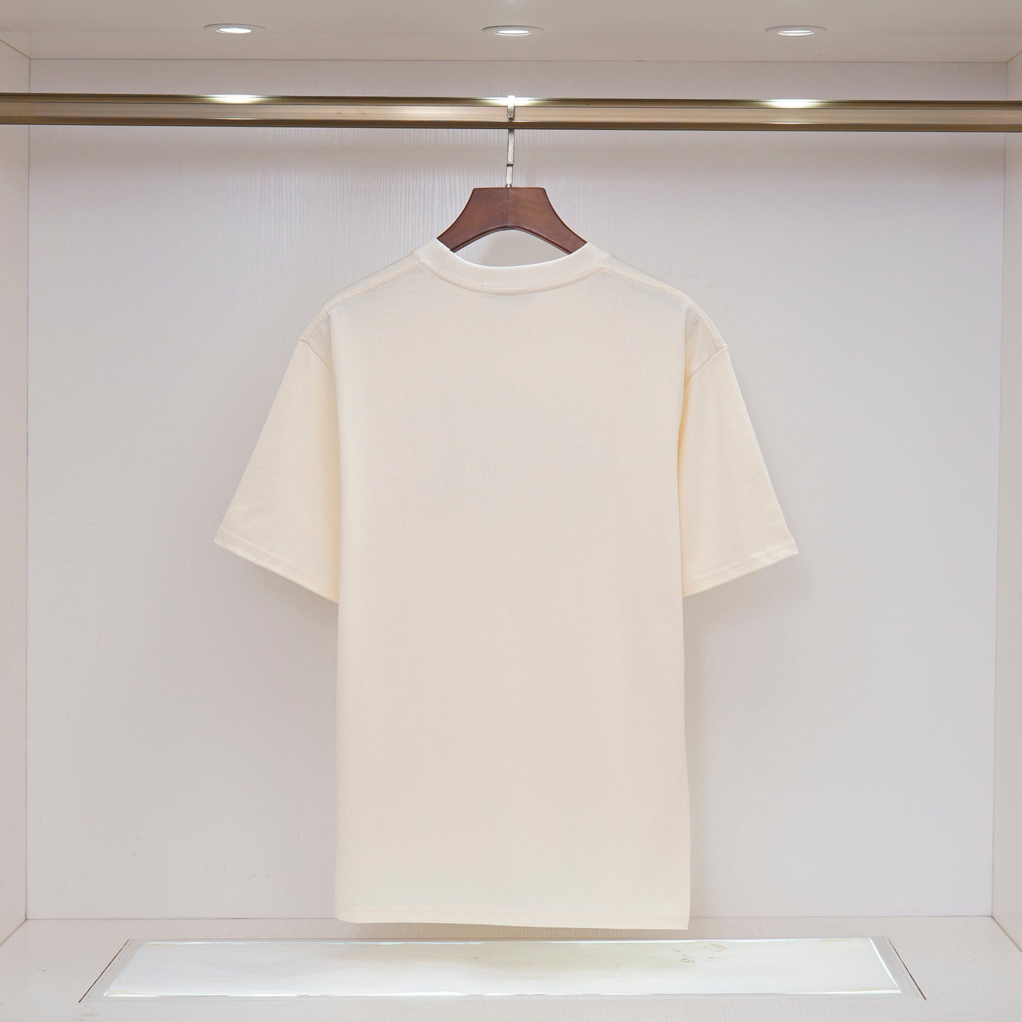 Gucci Cream/Black Tee With Dripping Logo Design For Edgy Fashion Aficionados