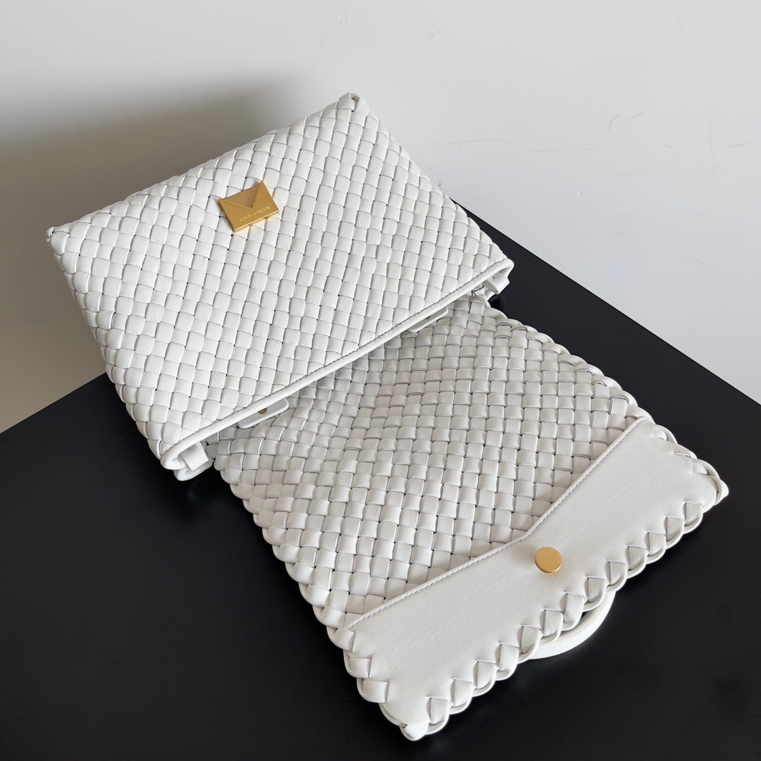 Bottega Veneta White Woven Leather Handbag Elevate Style With Timeless Craftsmanship And Chic Design BV709420