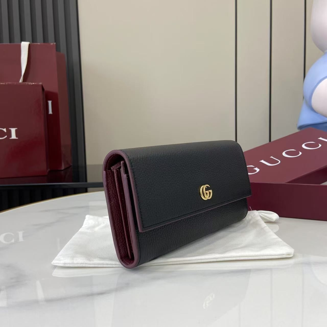 Luxury Black Gucci Long Wallet With Iconic Gold GG Logo And Pebbled Leather Finish 456116