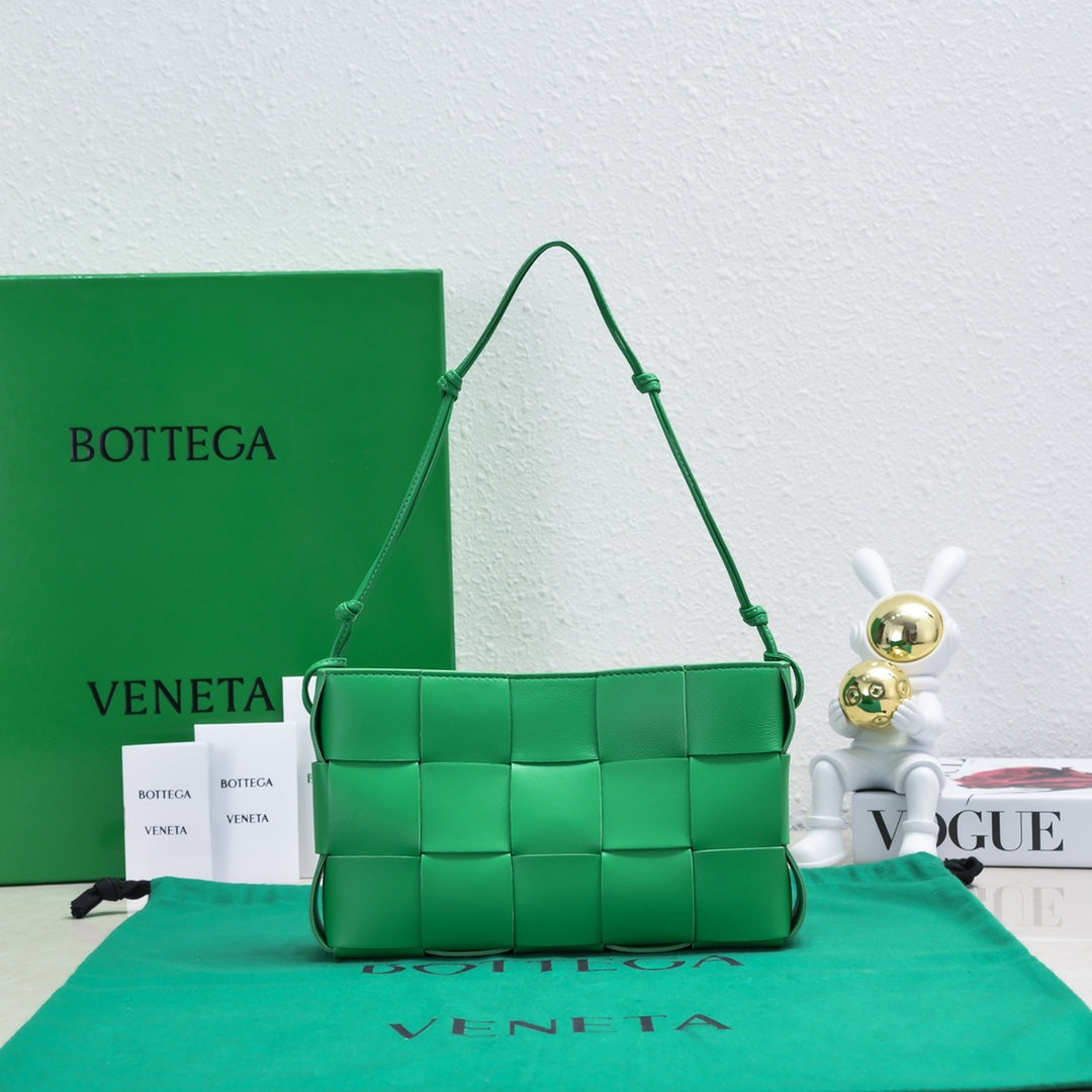 Stylish Bottega Veneta Woven Shoulder Bag Elevate Fashion With Timeless Design BV7741