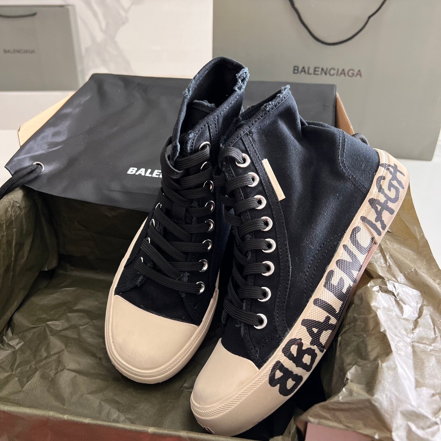 Balenciaga Unisex Black High-Top Canvas Sneakers with Brand Logo Sole for Timeless Luxury Streetwear