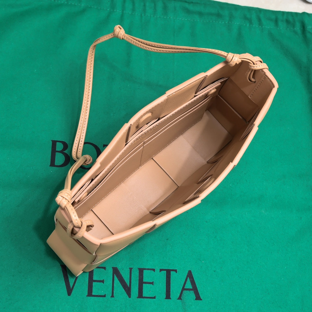 Stylish Bottega Veneta Woven Shoulder Bag Elevate Fashion With Timeless Design BV7741