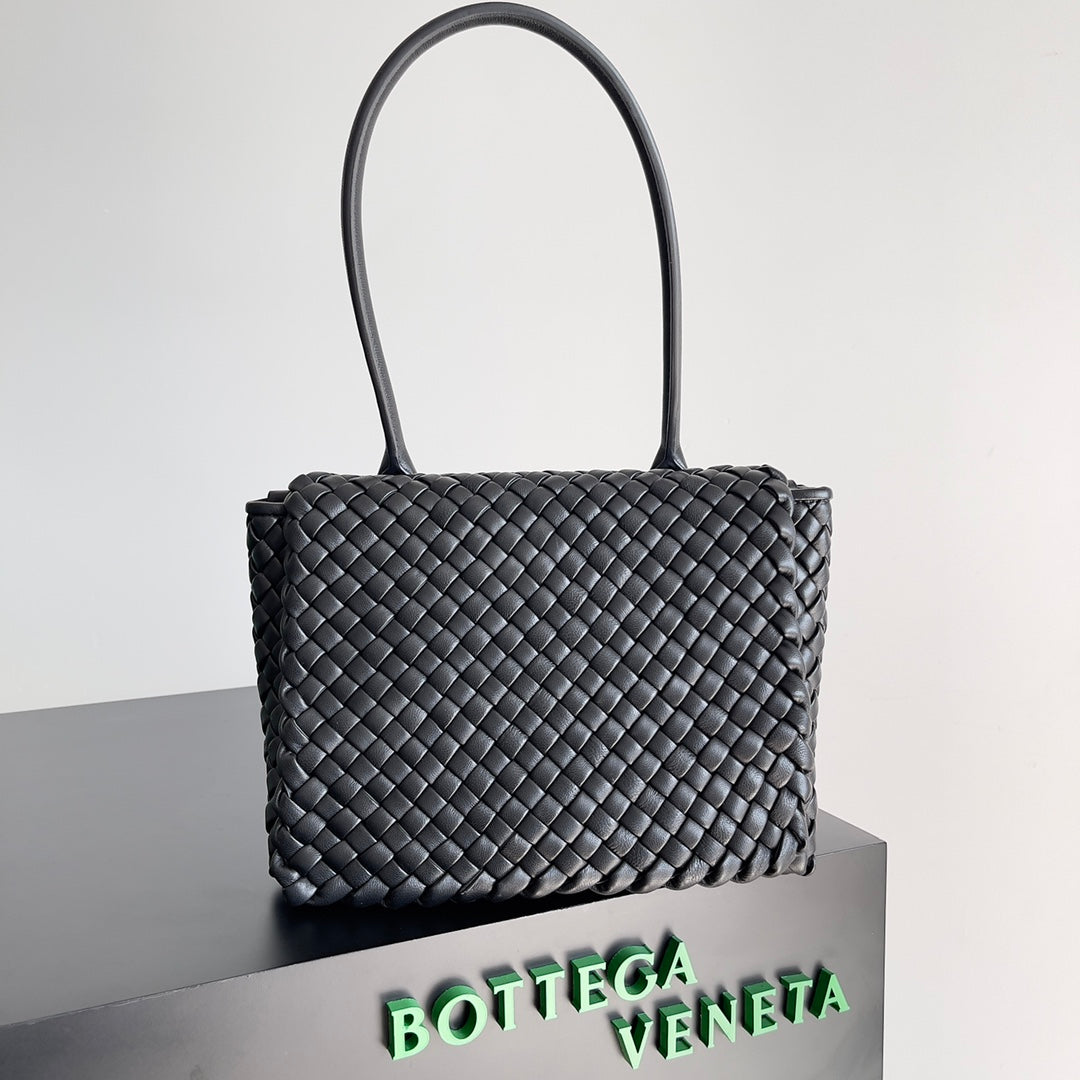 Bottega Veneta White Woven Leather Handbag Elevate Style With Timeless Craftsmanship And Chic Design BV709420