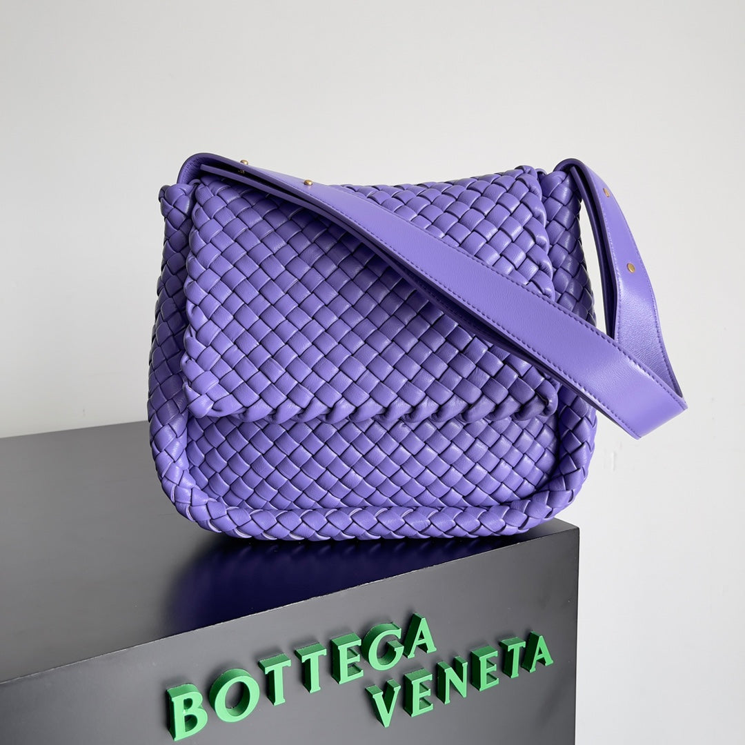 Bottega Veneta Woven Leather Crossbody Bag With Distinctive Pattern And Adjustable Strap Style No.709418