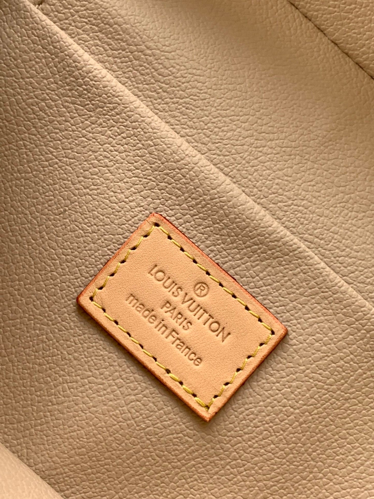 Elegant Louis Vuitton Monogram Vanity Case with Top Handle and Gold Zippers