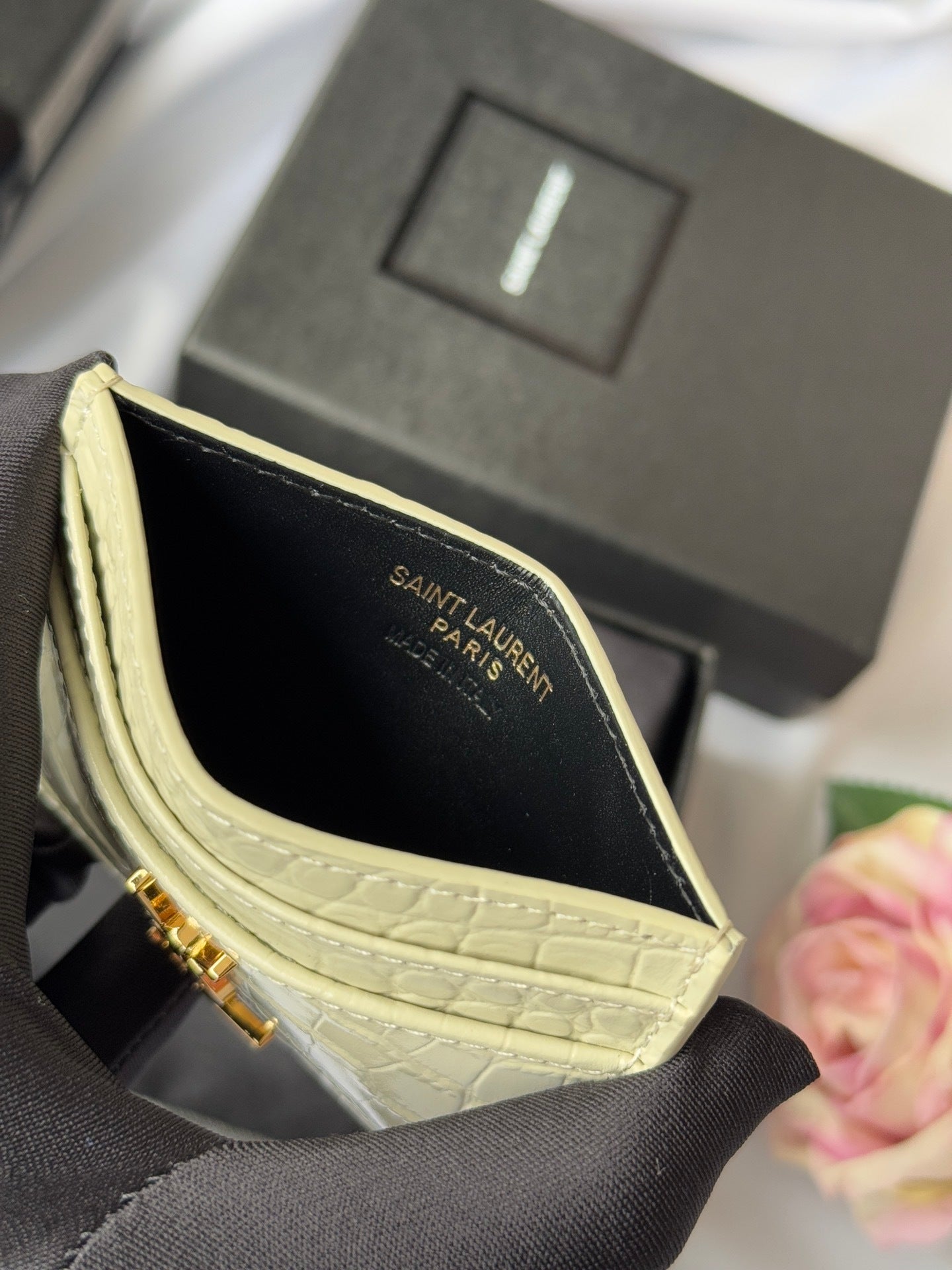 Gorgeous Saint Laurent Croc Embossed Leather Card Holder 423291