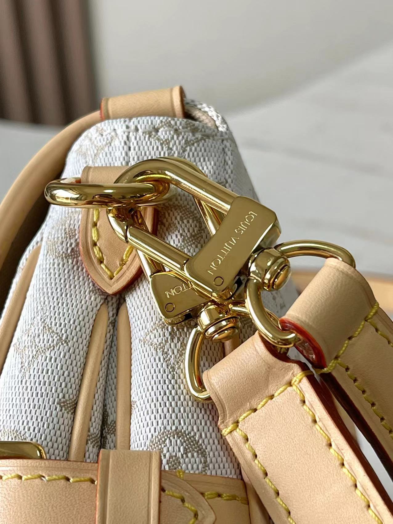 Stylish Louis Vuitton Handbag with Classic Monogram Pattern and Adjustable Strap