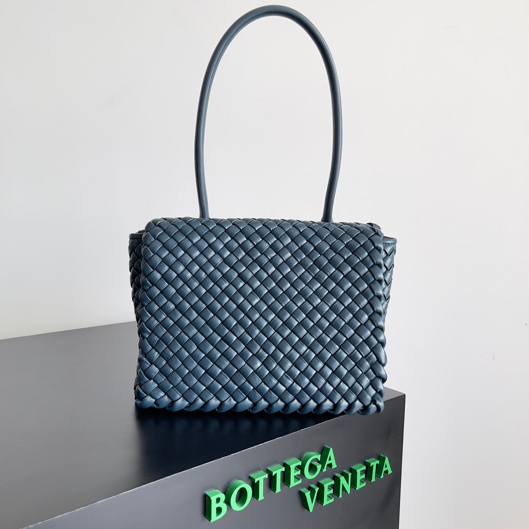 Bottega Veneta White Woven Leather Handbag Elevate Style With Timeless Craftsmanship And Chic Design BV709420