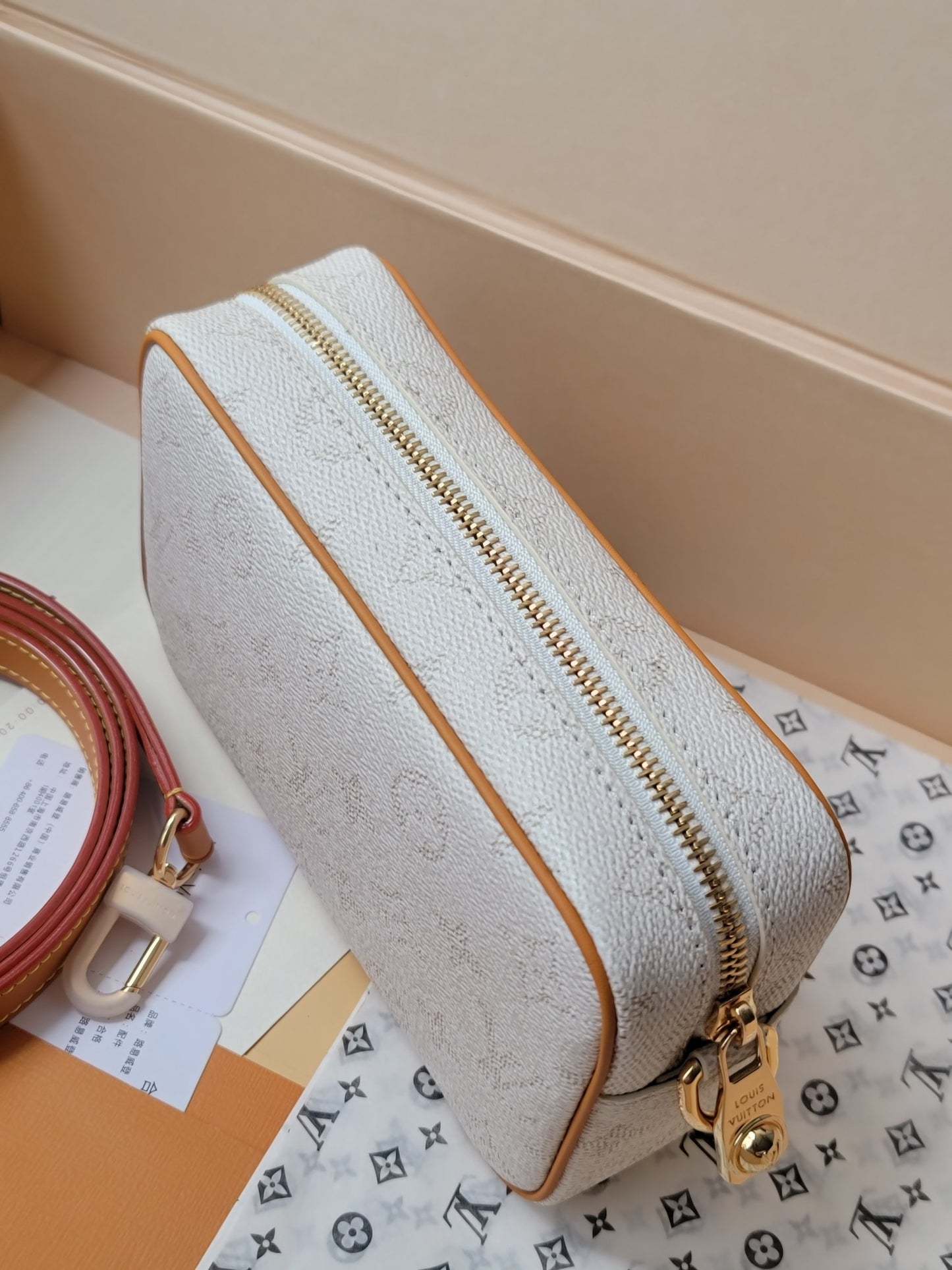 Elegant Louis Vuitton Crossbody Bag In White Monogram Canvas With Brown Trim