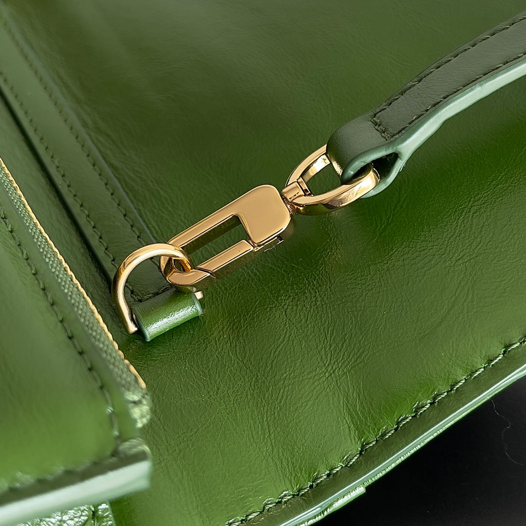 Bottega Veneta Green Quilted Leather Crossbody Bag With Adjustable Strap For Stylish Outings BV731243