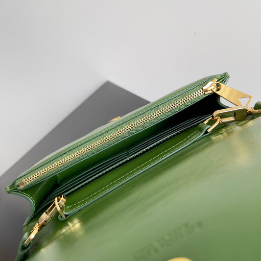 Bottega Veneta Green Quilted Leather Crossbody Bag With Adjustable Strap For Stylish Outings BV731243