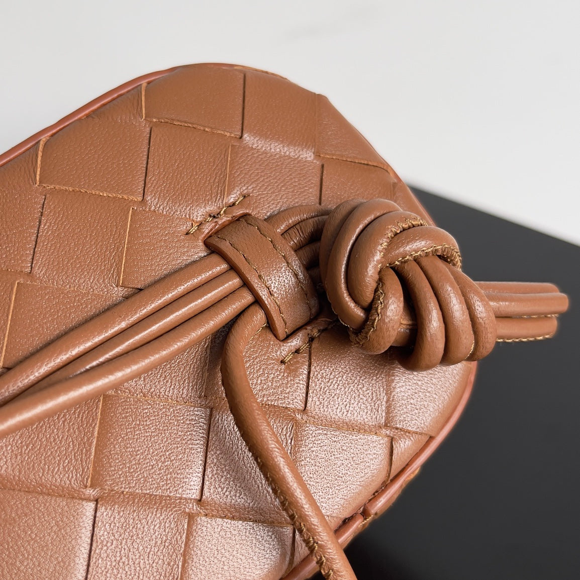 Chic Bottega Veneta Intrecciato Leather Crossbody Bag for Timeless Fashion Statements BV743551