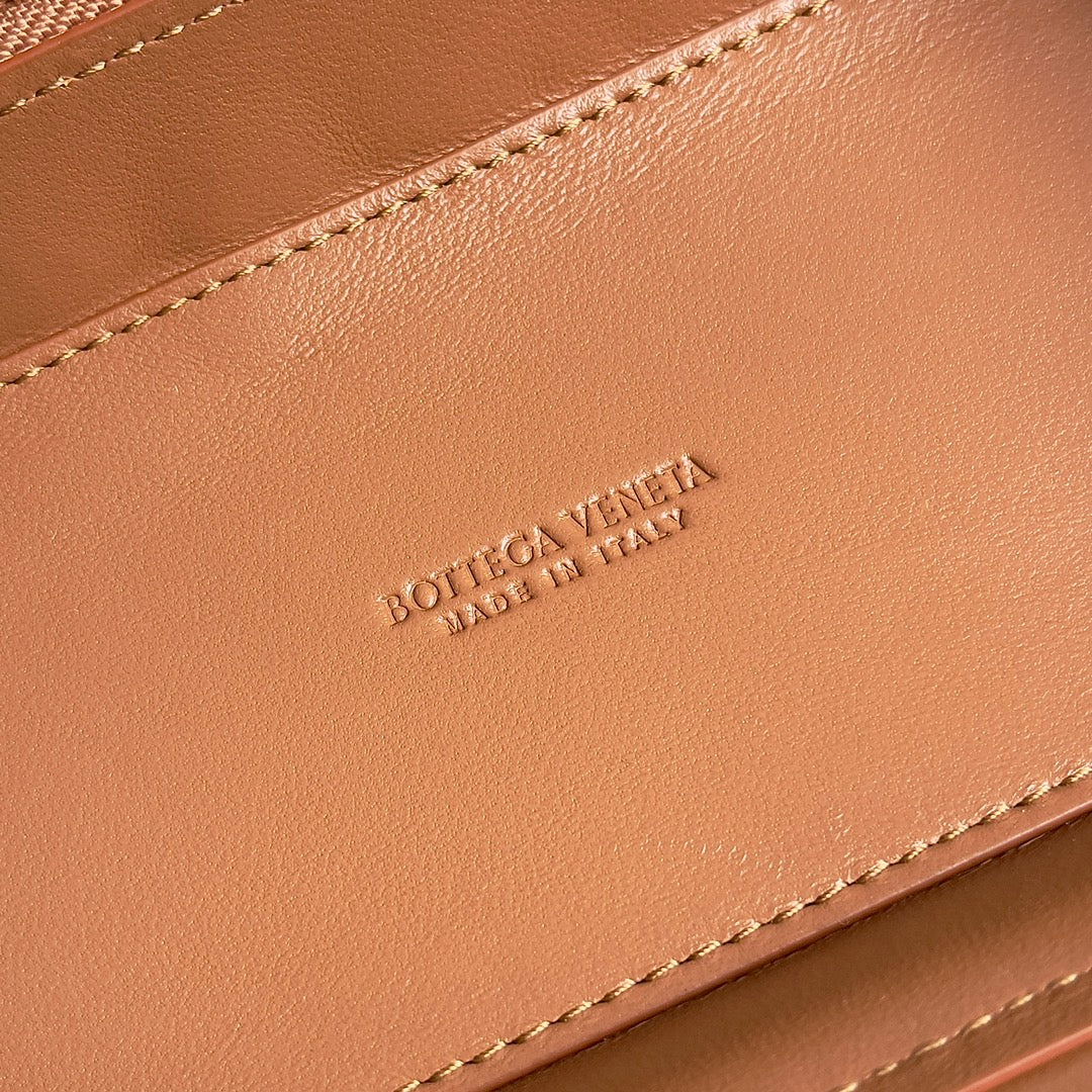 Chic Bottega Veneta Intrecciato Leather Crossbody Bag for Timeless Fashion Statements BV743551