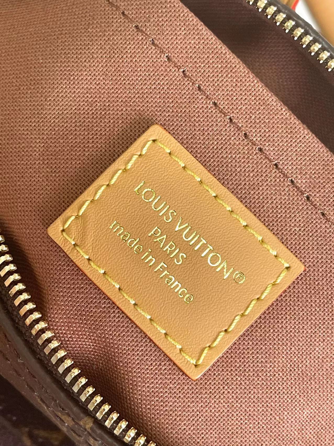 Stylish Louis Vuitton Speedy Bandoulière Bag with Monogram Canvas and Leather Trim