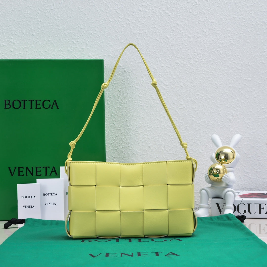 Stylish Bottega Veneta Woven Shoulder Bag Elevate Fashion With Timeless Design BV7741