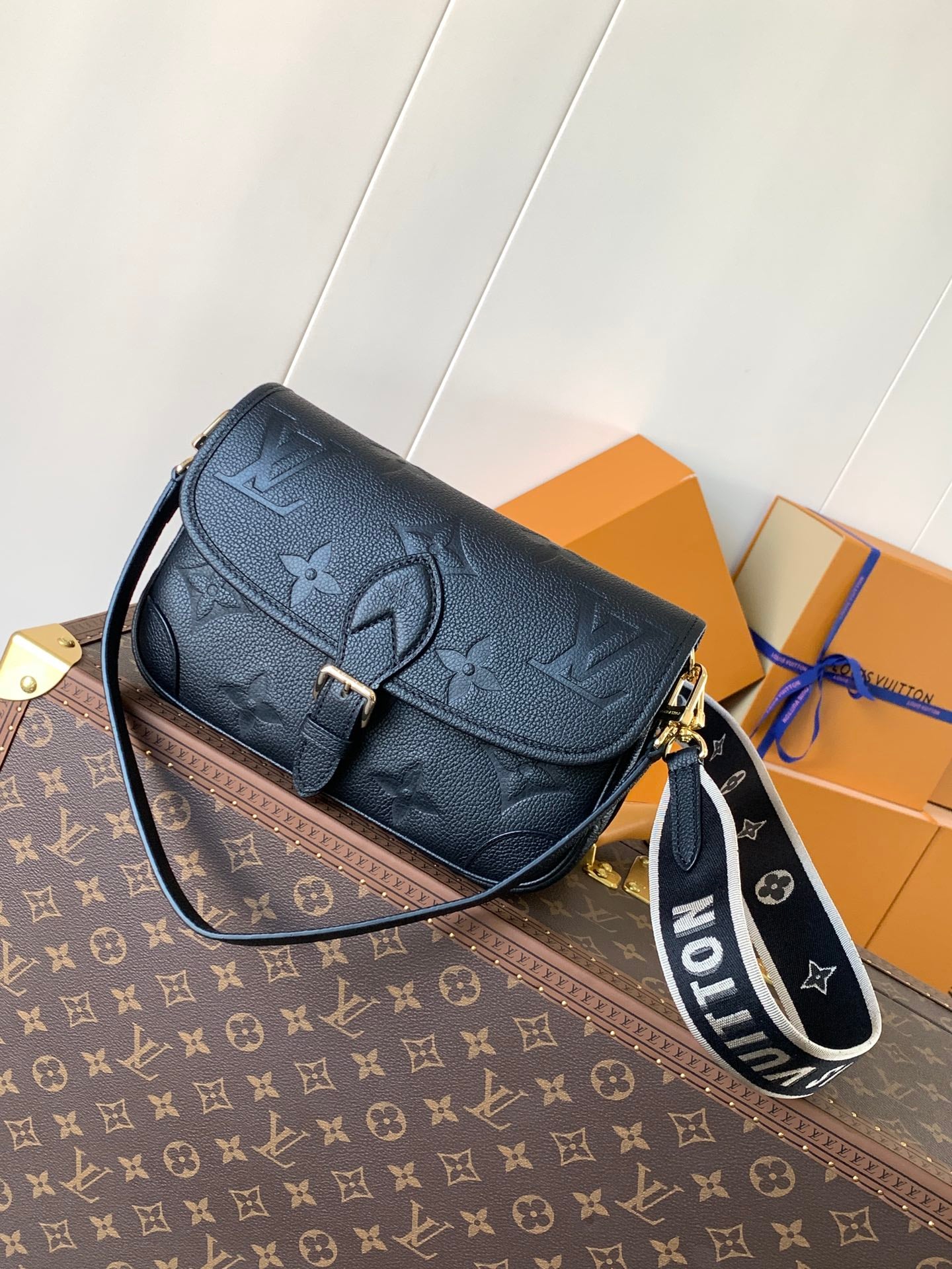 Stylish Louis Vuitton Handbag with Monogram Print and Adjustable Strap for Fashion Enthusiasts