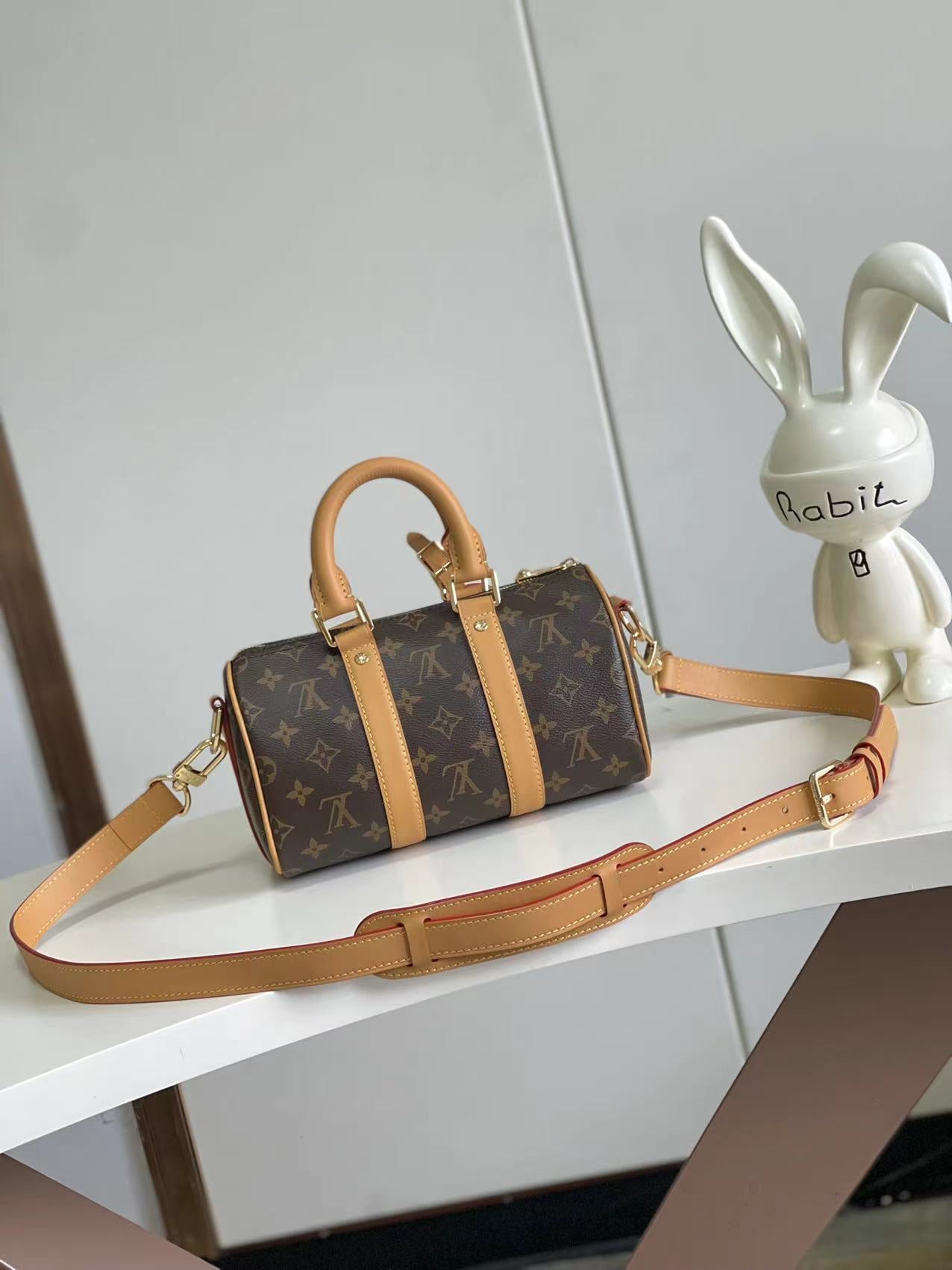 Stylish Louis Vuitton Speedy Bandoulière Bag with Monogram Canvas and Leather Trim