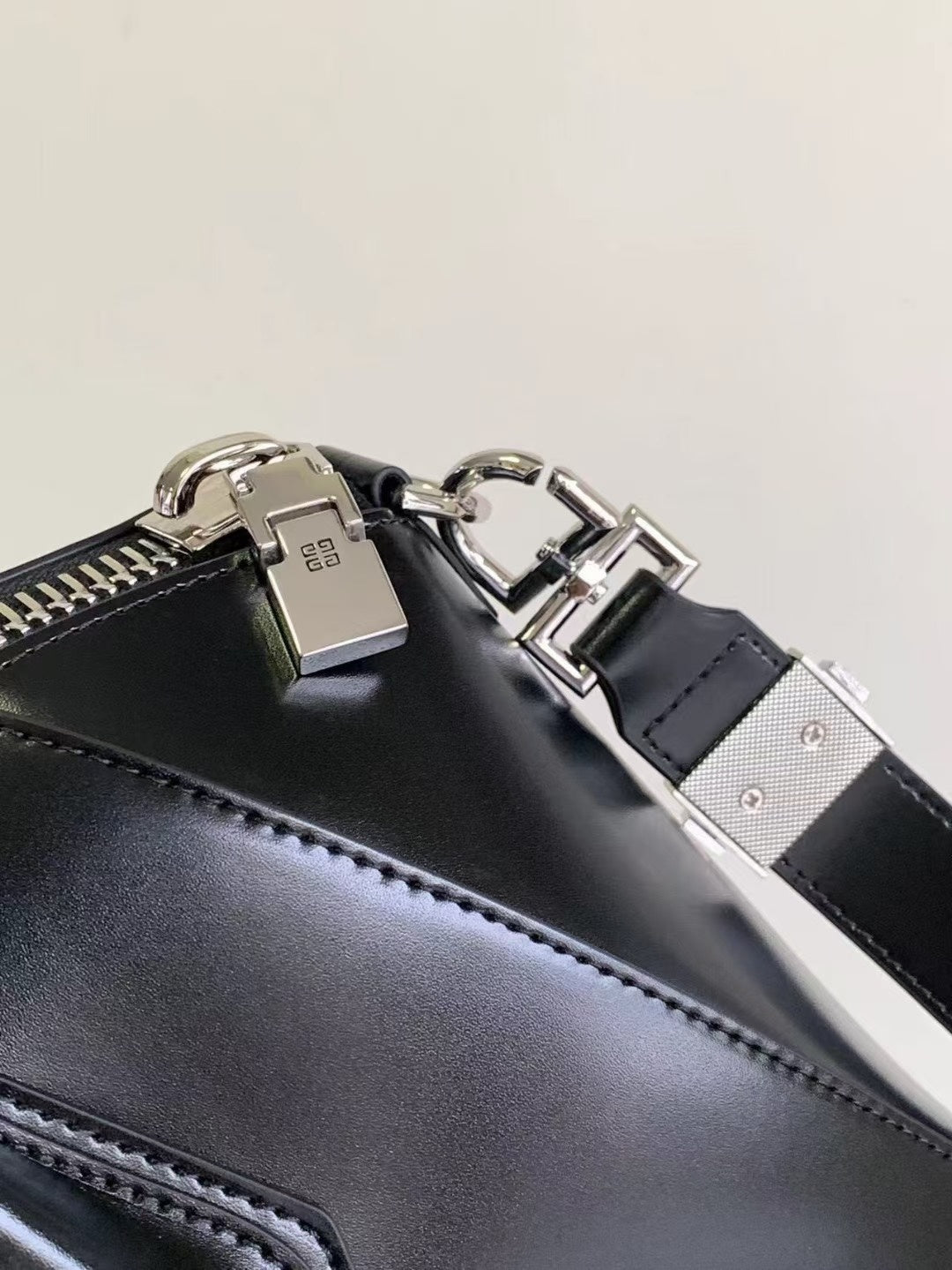 Givenchy Black Leather Antigona Handbag With Logo Embossing 9981