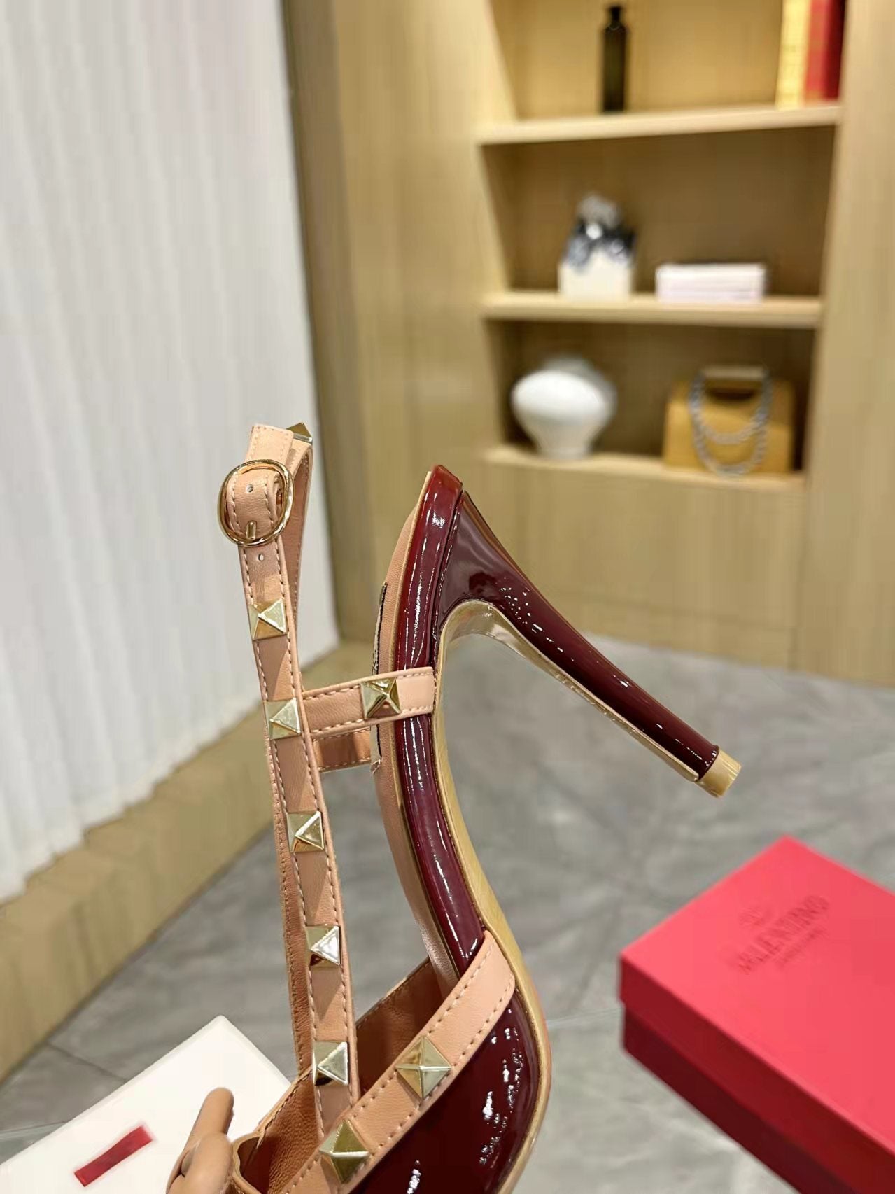 Valentino Women's Pointed Toe Bow High Heels Luxury Patent Leather Pumps