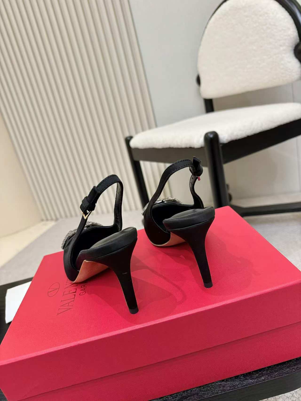Valentino Women's Pointed Toe Bow High Heels Luxury Patent Leather Pumps
