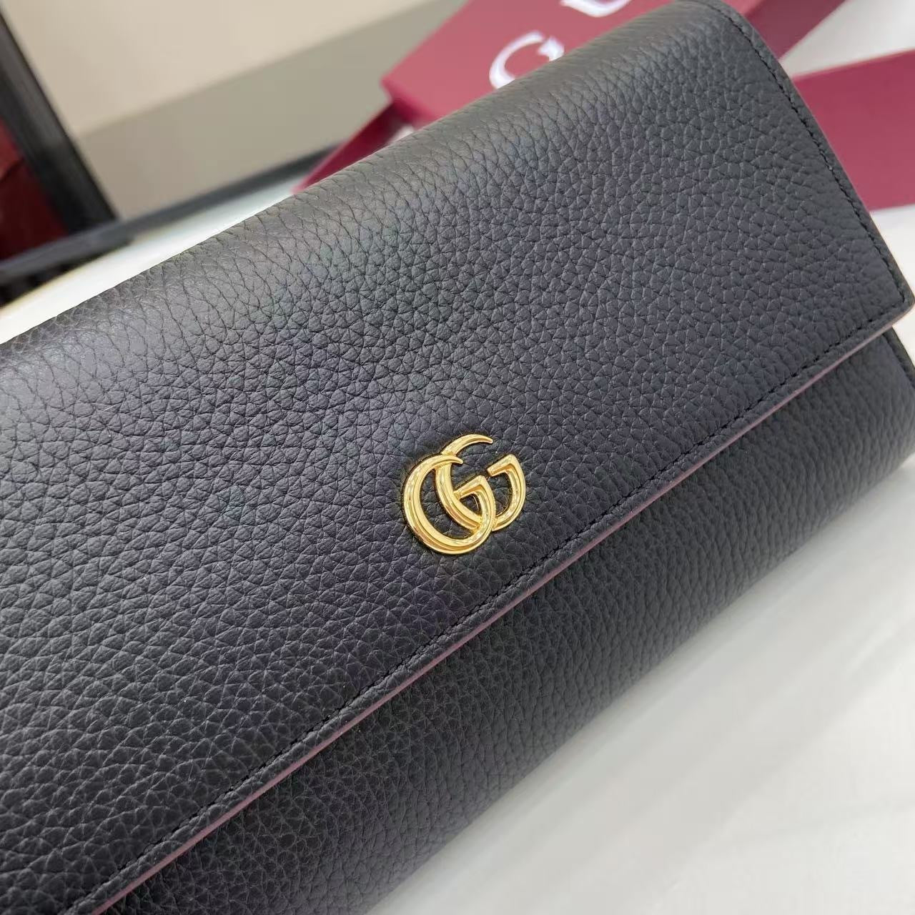 Luxury Black Gucci Long Wallet With Iconic Gold GG Logo And Pebbled Leather Finish 456116