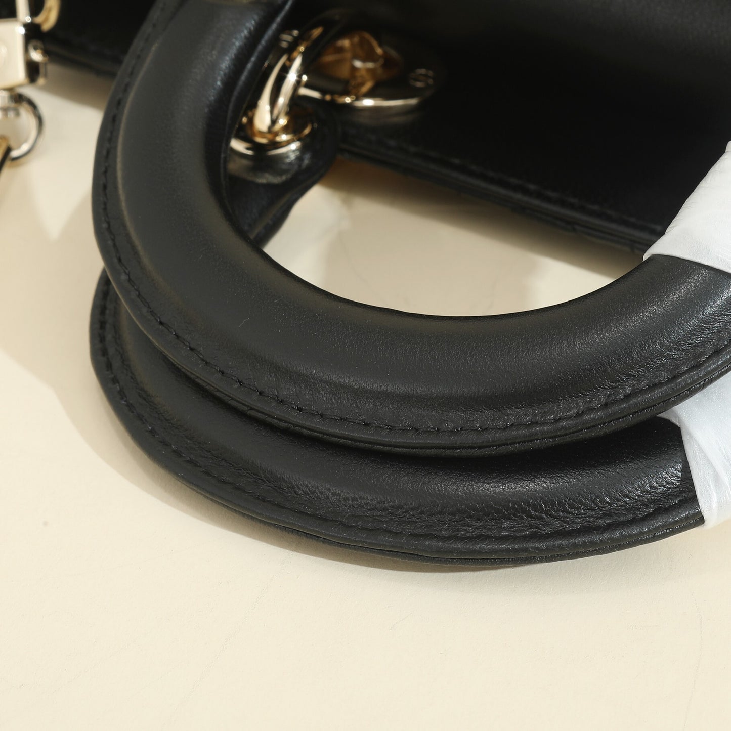 Elegant Black Dior lady d-joy Handbag With Quilted Leather And Gold - Toned Logo Charms M0613O