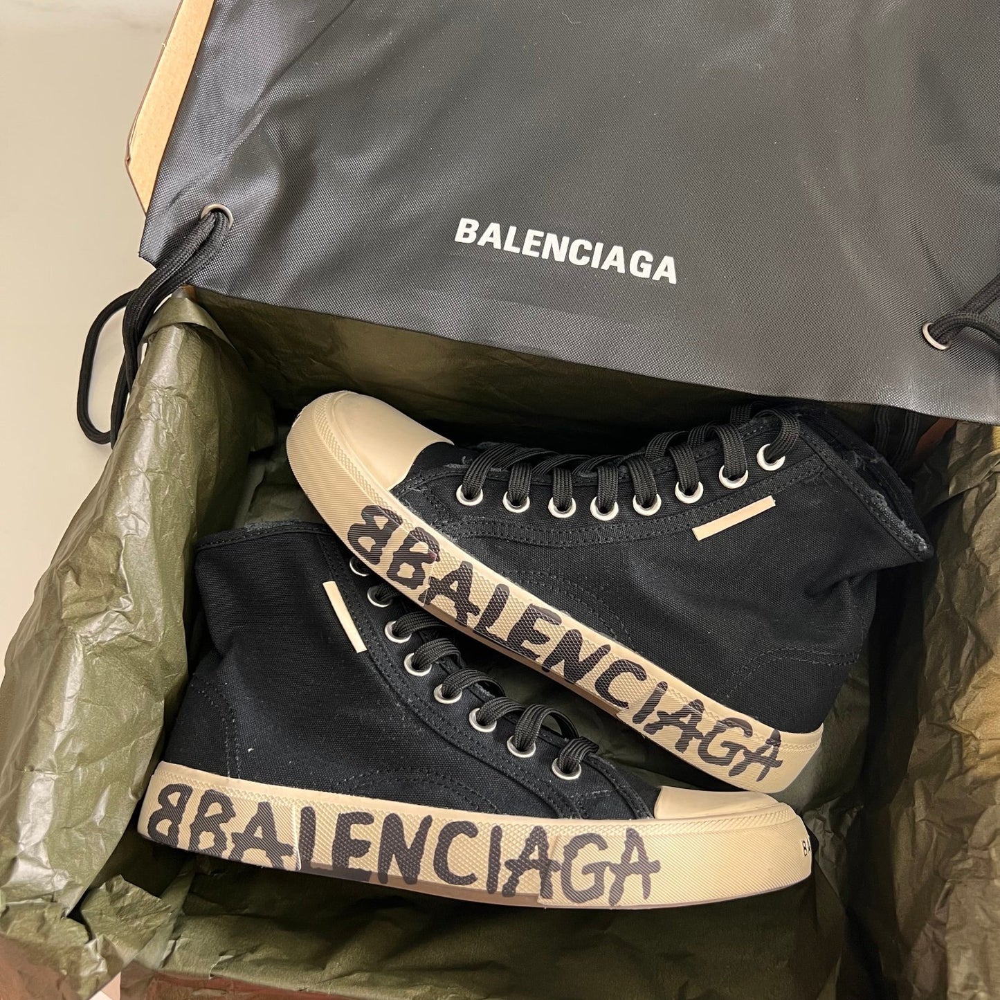 Balenciaga Unisex Black High-Top Canvas Sneakers with Brand Logo Sole for Timeless Luxury Streetwear