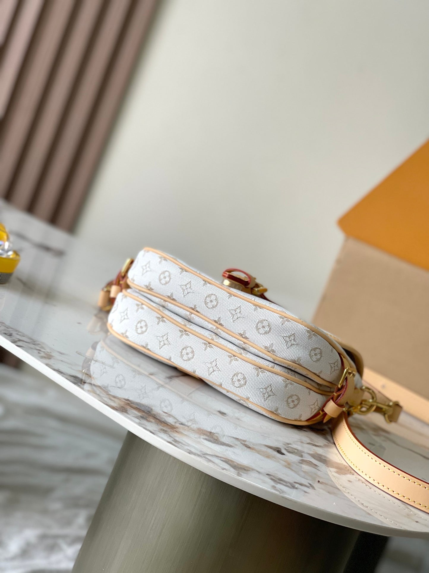 Stylish Louis Vuitton Handbag with Classic Monogram Pattern and Adjustable Strap